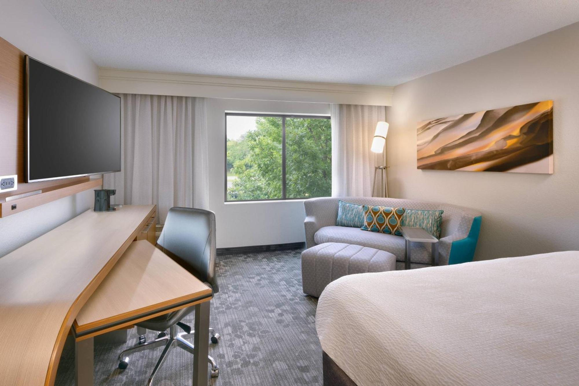 Courtyard By Marriott Northwest Hotel