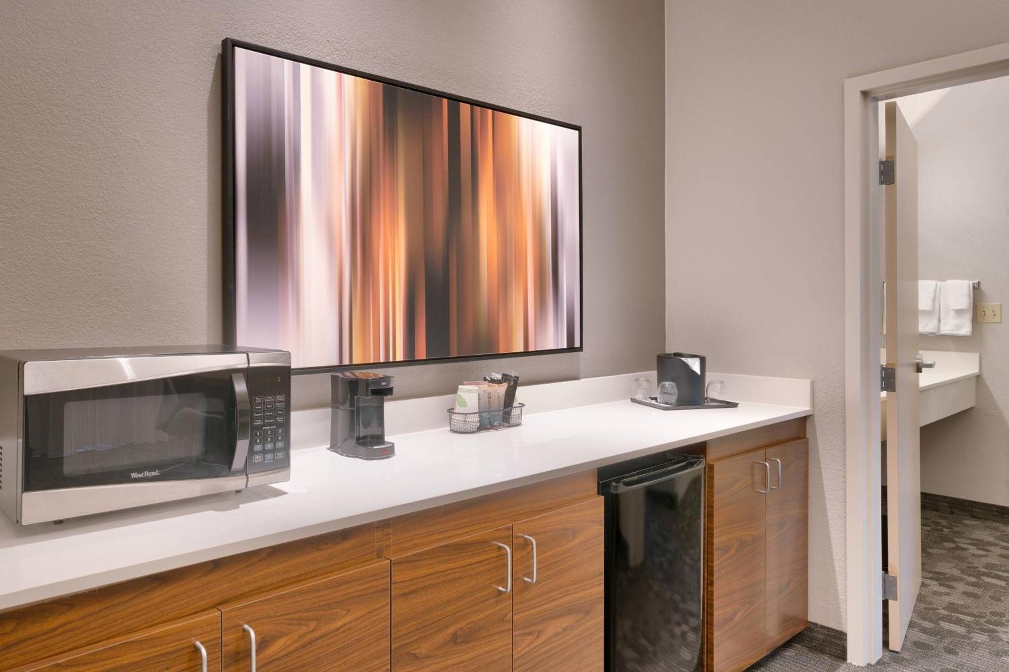 Courtyard By Marriott Northwest Hotel