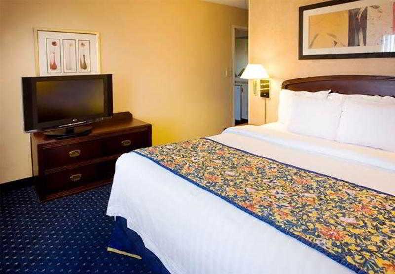 Courtyard By Marriott Northwest Hotel