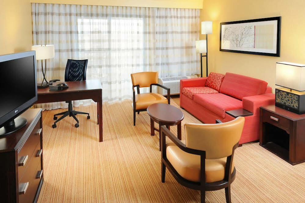 Hotel Courtyard By Marriott Northwest 3*